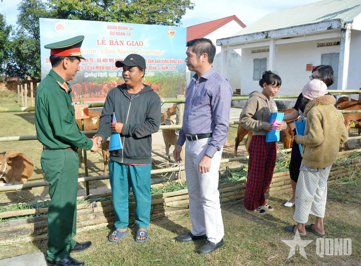 Sư đoàn 10 (Quân đoàn 34) bàn giao 130 con bò giống tặng nhân dân
